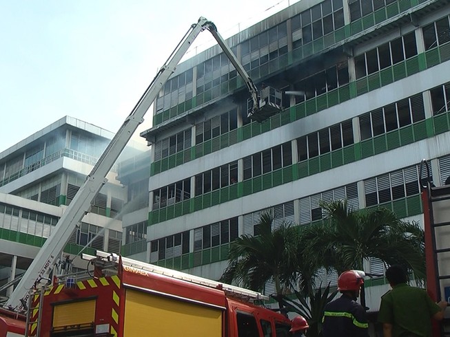 Hàng trăm cảnh sát PCCC nhiều giờ dập lửa ở PouYuen