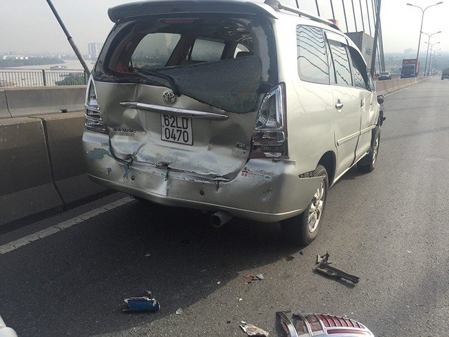 Xe tải chạy trốn sau khi tông liên hoàn trên cầu Phú Mỹ