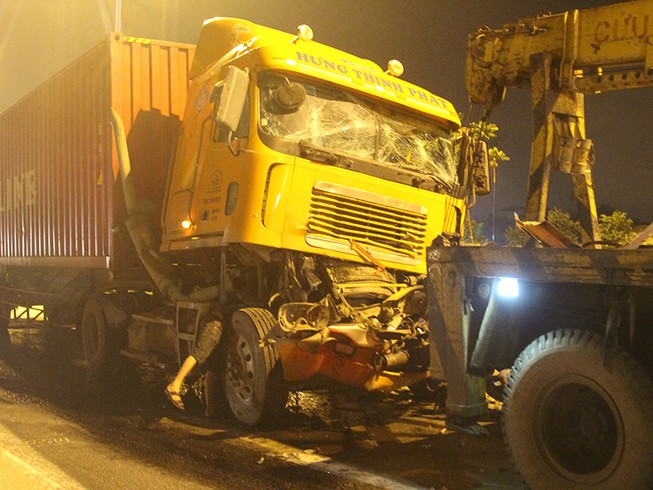 Húc đuôi container trên xa lộ Hà Nội, tài xế tử vong