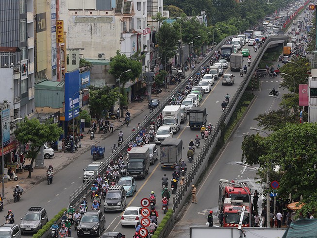 Cảnh sát phong tỏa vụ cháy, đường Cộng Hòa kẹt cứng