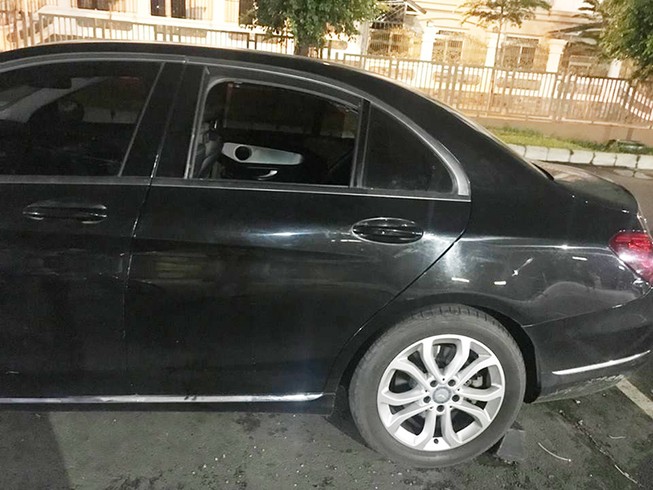 Mercedes đậu trong siêu thị bị đập kính, trộm đồ
