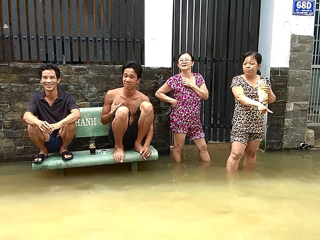 2 ngày nước chưa chịu rút, người dân quận 12 khốn đốn