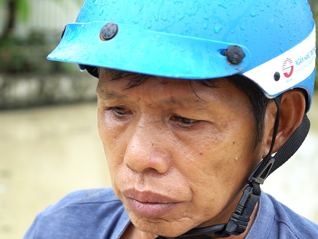 Người dân TP Nha Trang dồn sức khắc phục bão 12