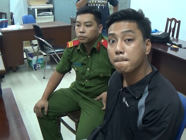 Người phụ nữ ngồi trong ô tô bị cướp giật mất túi vàng
