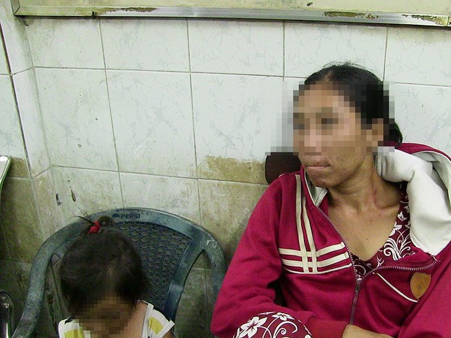 Diễn biến mới nhất vụ mẹ bồng con ăn xin, chích ma túy