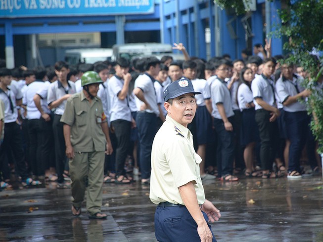 Cháy khu nội trú, hàng trăm học sinh tháo chạy