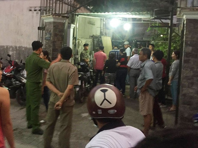 Người vợ hoảng hồn thấy chồng treo cổ sau bếp