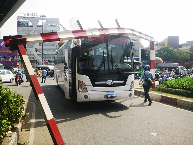 Xe khách tông thanh chắn, cửa ngõ Tân Sơn Nhất kẹt cứng