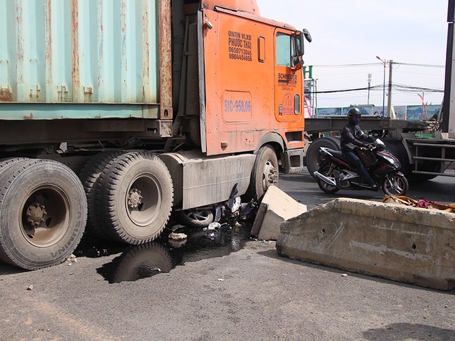 Xe container lao sang làn xe máy, cuốn 2 người vào gầm