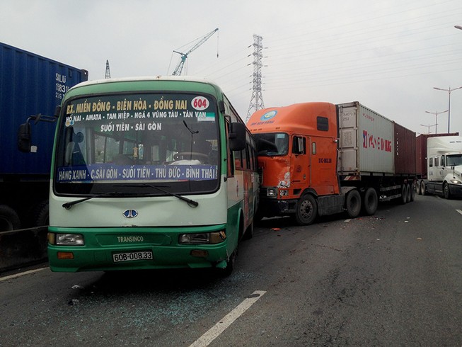 Xe container tông liên hoàn 5 xe khác trên xa lộ Hà Nội