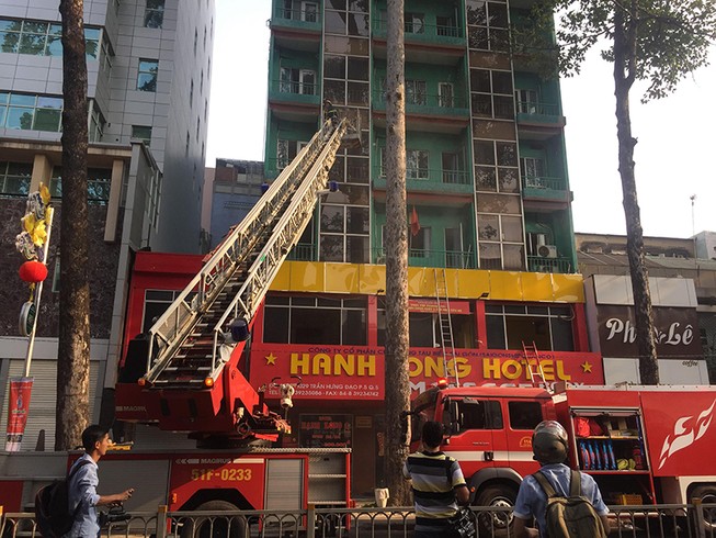 Cháy khách sạn ở quận 5, 19 người mắc kẹt