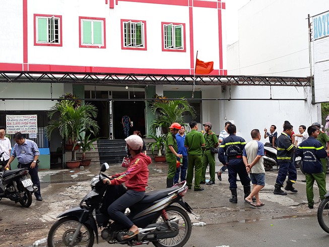 Cháy khách sạn ở Tân Bình, 1 người mắc kẹt