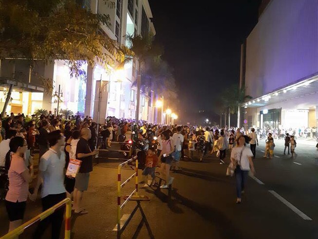 Tháo chạy khỏi TT thương mại Crescent Mall, quận 7 trong đêm