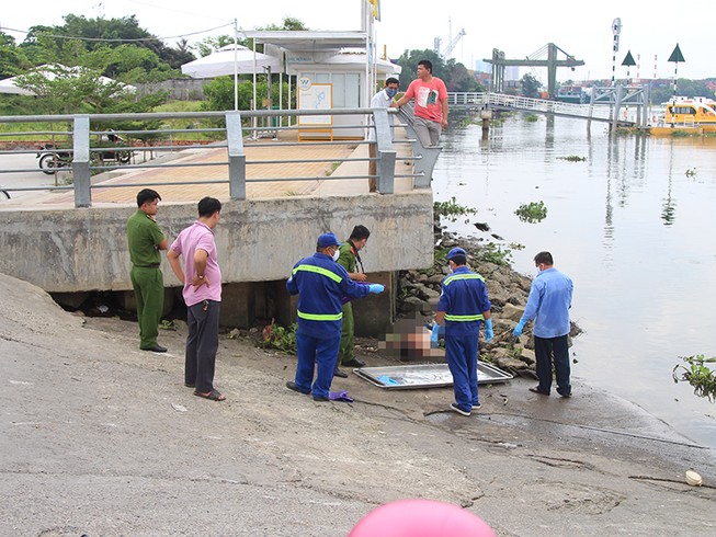 Tìm thấy thi thể 1 bảo vệ dân phố trôi sông Sài Gòn