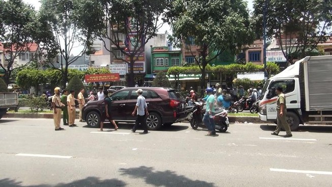 Va chạm ô tô trên đường Trường Chinh, 2 người bị đánh hội đồng