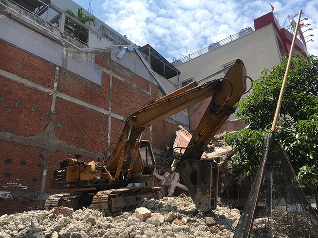 Quận 6: Nhà đang tháo dỡ bị sập, 1 người tử vong