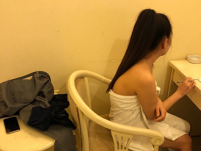 Tiếp viên múa sexy phục vụ khách ở quận 1
