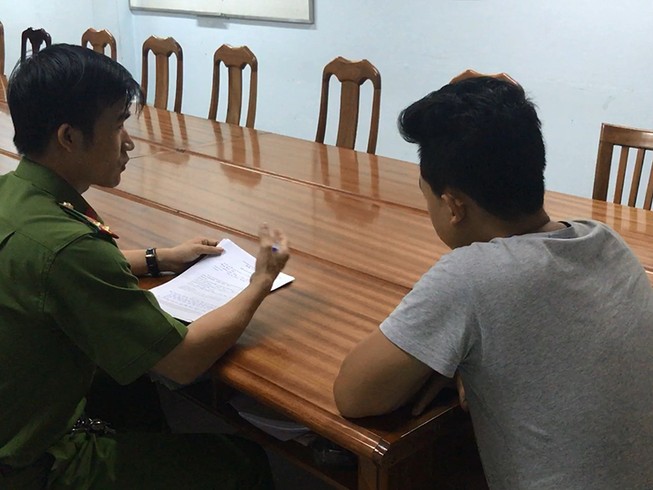 Công an làm việc với 3 mẹ con đánh trật tự đô thị quận 1