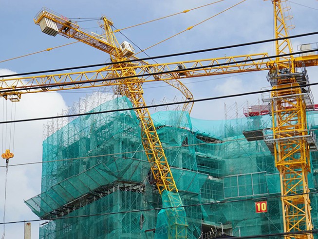 Cần cẩu đang thi công bất ngờ gãy sập ở quận 8