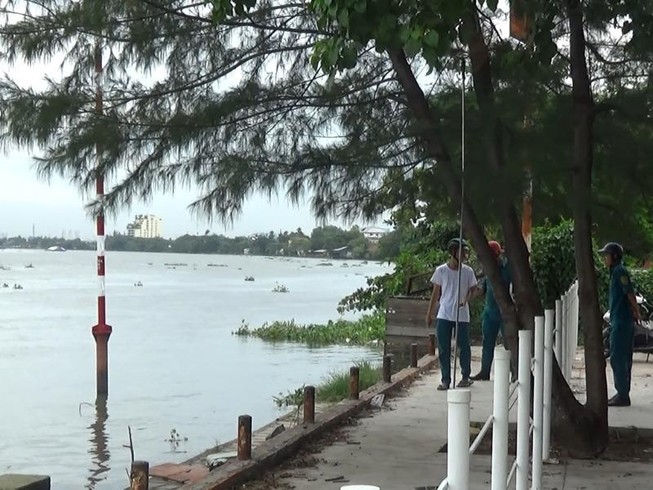 Thi thể người đàn ông trôi gần trạm buýt sông Sài Gòn