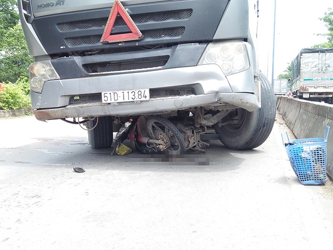 Bình Chánh: Xe đầu kéo đẩy 2 vợ chồng gần 100 m trên đường