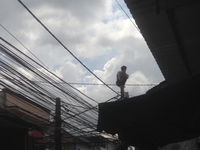 Quận Thủ Đức: Thanh niên ngáo đá khiến cả phường bị cắt điện