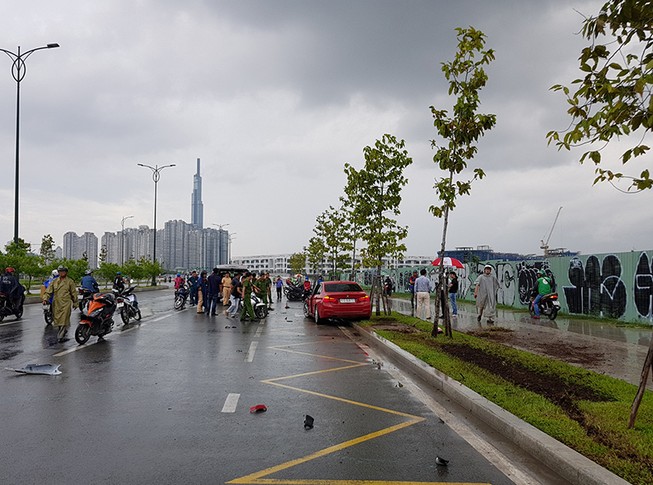 Xe BMW tông tử vong cô gái ở đầu cầu Thủ Thiêm
