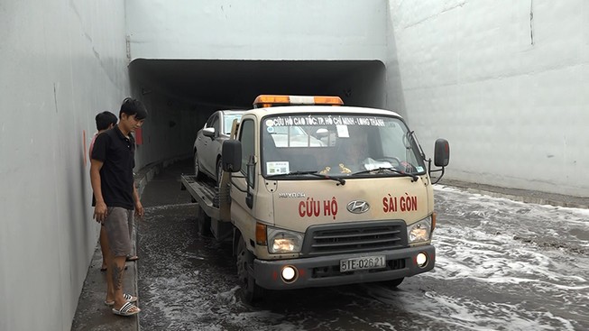 Hầm chui Mỹ Thủy ngập sâu, nhiều xe mắc kẹt vì chết máy