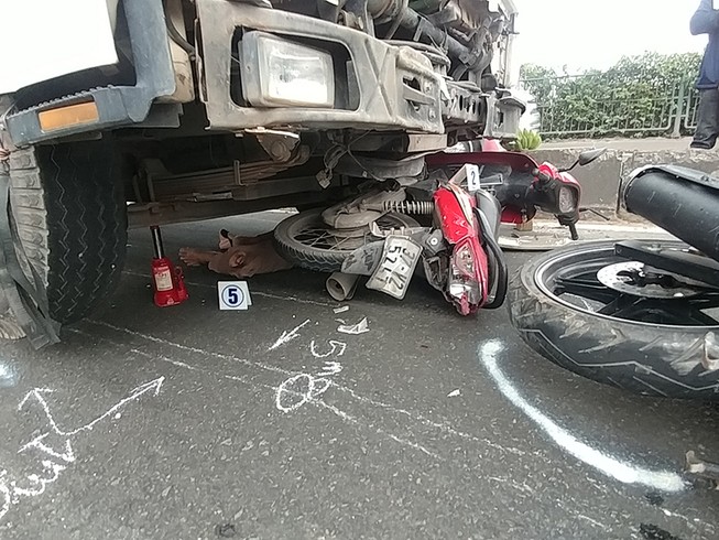 Tông liên hoàn ở TP.HCM, 2 người chết, nhiều người bị thương