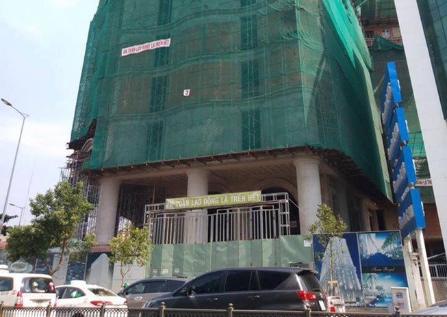 Nam công nhân rơi từ tầng 17 tòa nhà quận 3 xuống