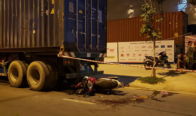 Liên tiếp tai nạn trên đường Phạm Văn Đồng, 3 người bị thương