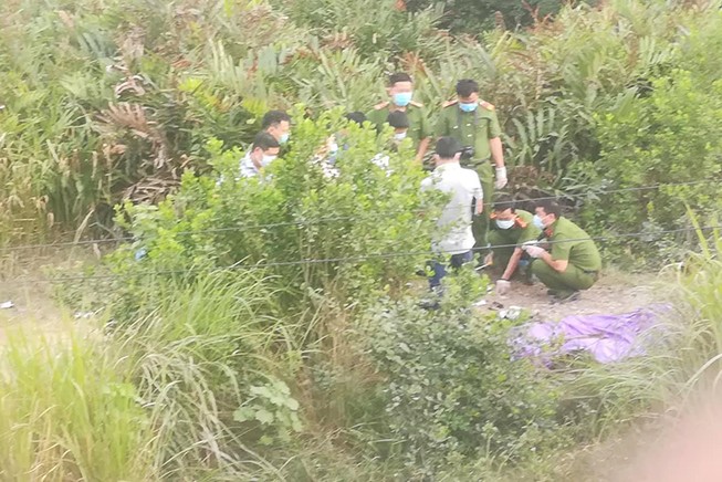 Thi thể thanh niên bên đường cạnh nhiều con dao ở quận 2