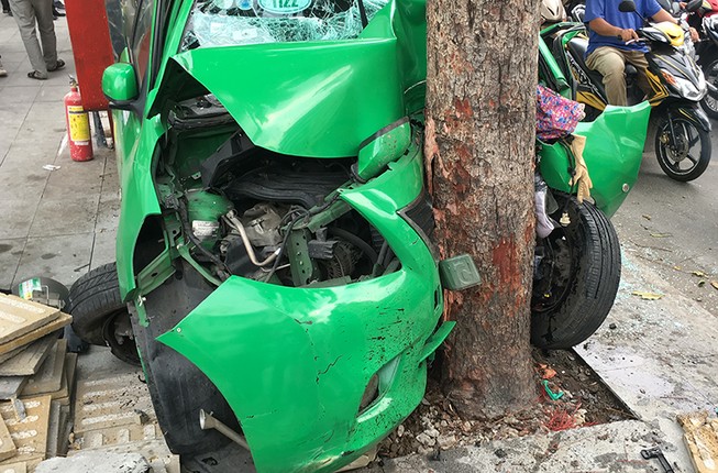 Taxi tông liên hoàn ở đường Cộng Hòa, giao thông kẹt cứng