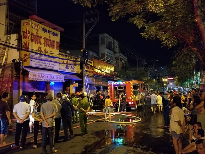 Tiệm vịt quay phát hỏa, nhiều người thoát ra từ mái nhà