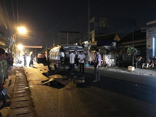 Mẹ khóc ngất, ôm con gái bị xe container cán tử vong