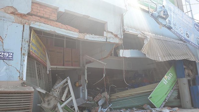 Container lao vào nhà dân ở quận 12, TP.HCM