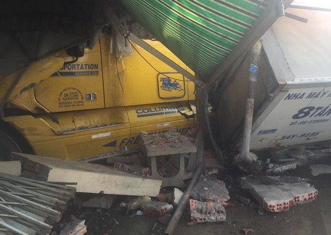 Tài xế container tông xe tải, húc sập nhà dân rồi... ngủ