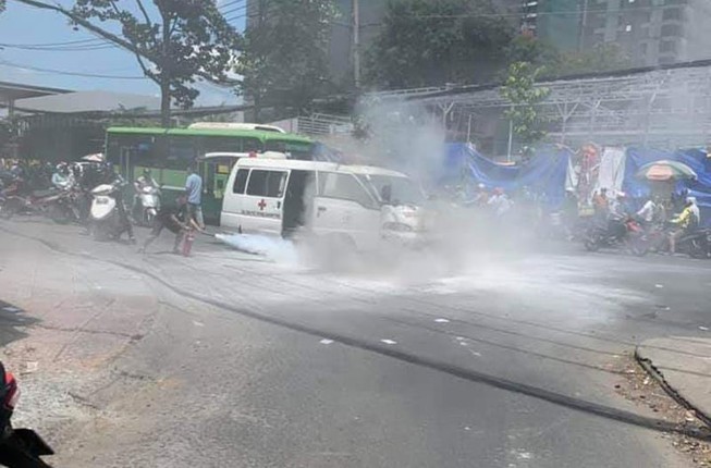 Xe cứu thương cháy ngùn ngụt ở quận 10