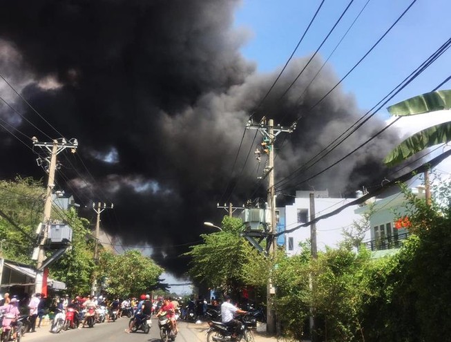 Cháy dữ dội tại gara ô tô quận 2, TP.HCM vào ngày nghỉ lễ