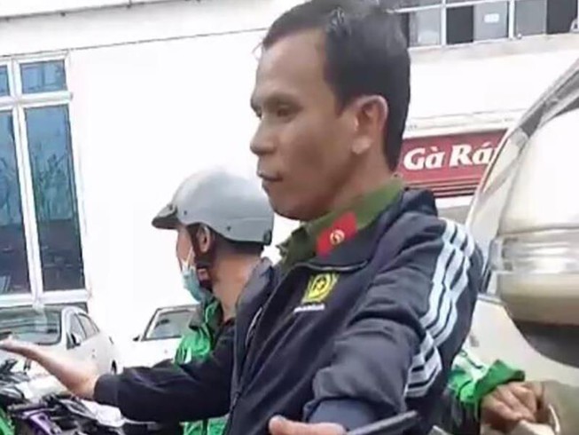 Bị phát hiện trộm xe máy liền cởi áo 'khoe' mình là cảnh sát