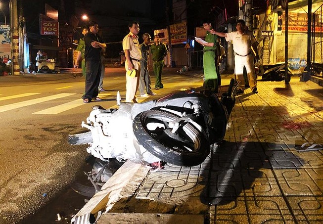 Chạy xe ‘kẹp 3’ gặp tai nạn, 3 người thương vong