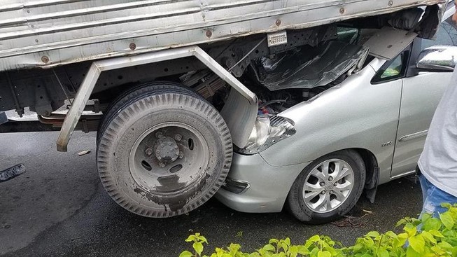 Tông liên hoàn ở Bình Tân, xe bảy chỗ lọt vào đuôi ô tô tải