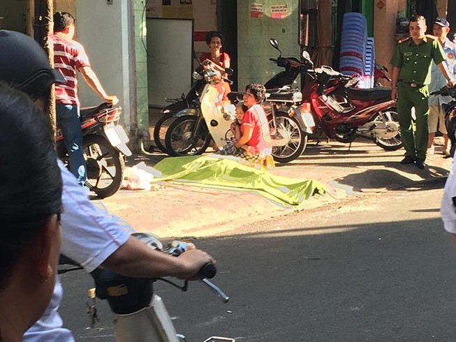 Mẹ gào khóc bên thi thể con trai rơi lầu ở quận 5