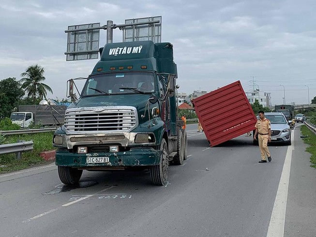 Thùng container rơi trúng ô tô trên đường dẫn cao tốc