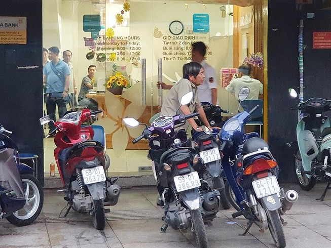 Trích xuất camera truy tìm kẻ nghi cướp ngân hàng ở Tân Phú