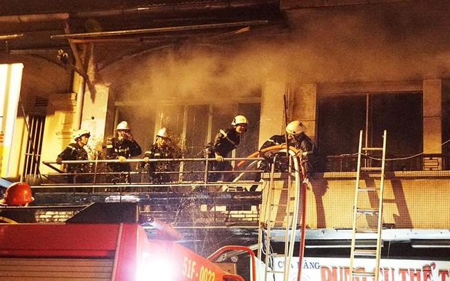 Xe chữa cháy vừa rời đi thì đám cháy ở quận 5 bùng phát lại