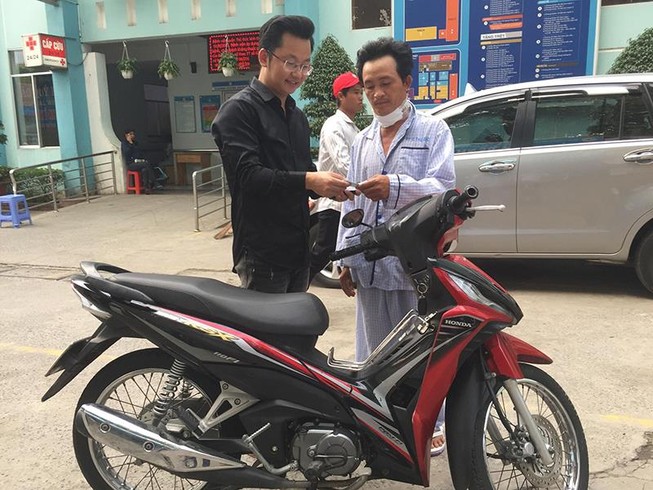 Chú xe ôm bị cướp cắt cổ ở Thủ Đức được tặng xe máy