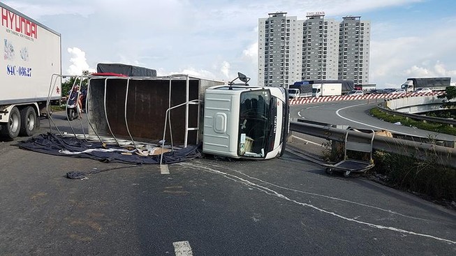Xe tải chở dung dịch thuốc y tế lật, tài xế bị thương