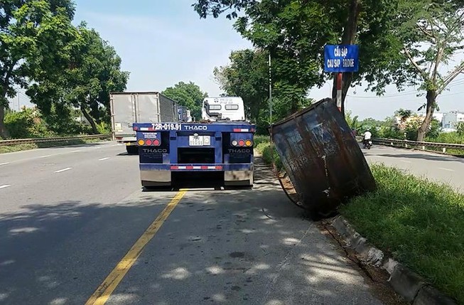 Khiếp vía vì 2 cuộn thép hàng chục tấn văng xuống đường