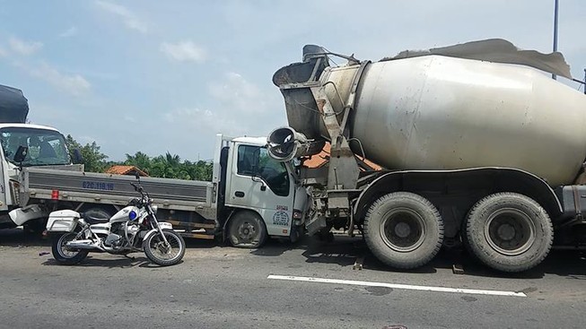 Xe bồn dừng trên đường để sửa chữa, bị ô tô tải tông vào